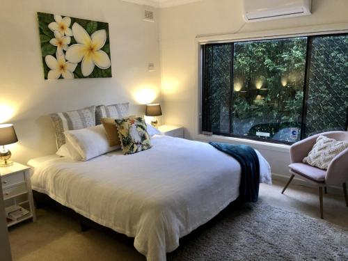 悉尼Hotel Style Monterey Guest Studio near Hospitals, Beach and Airport的一间卧室设有一张大床和一个窗户。