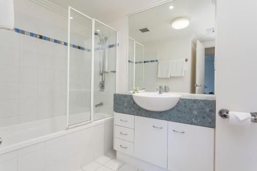 布里斯班Republic Apartments Brisbane City的白色的浴室设有水槽和淋浴。
