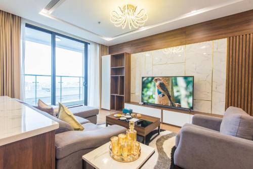 Premium Apartment Vinhomes Metropolis BaDinh的休息区