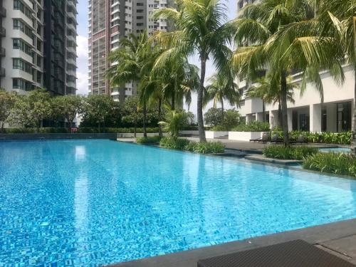 吉隆坡KM1 West Kuala Lumpur, Malaysia的一座棕榈树和建筑的大型游泳池
