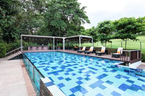 新加坡Village Hotel Changi by Far East Hospitality的地面上一个蓝色瓷砖的游泳池