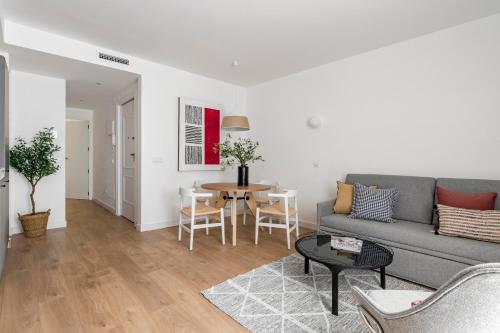 马德里Madrid Sur Apartments by Olala Homes的客厅配有沙发和桌子