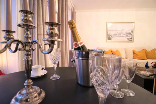玛丽斯塔德Brodderud Apartments的一张桌子,上面放着一瓶香槟和眼镜