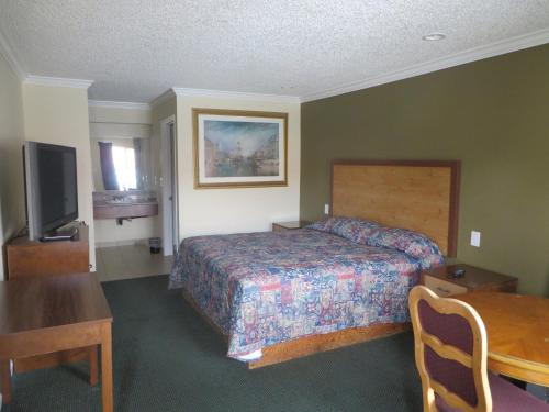 安纳海姆加登格罗夫国家旅馆的酒店客房配有一张床铺和一张桌子。