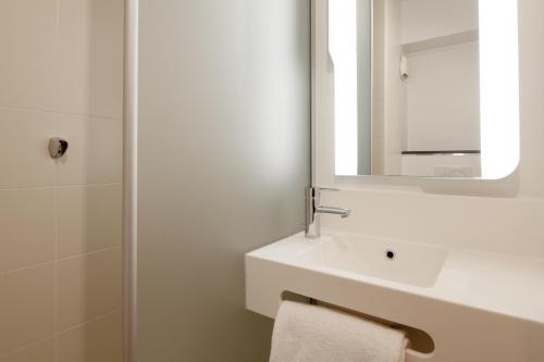 马恩河畔的尚格尼B&B HOTEL Champigny-sur-Marne的白色的浴室设有水槽和镜子