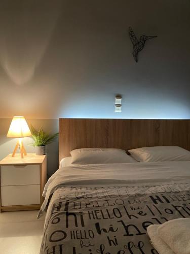 斯巴达Aggelikis House的一间卧室配有一张床和一张桌子上的台灯