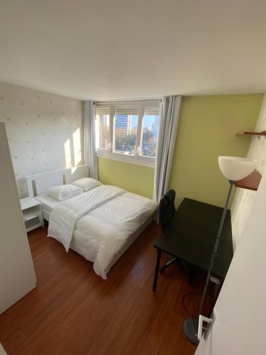 马西Chambre (Pluton) - Proche gare TGV et PARIS的卧室配有白色的床和窗户。