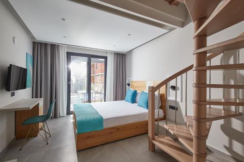 尼弗拉斯纳Albatros Luxury Suites的一间卧室设有双层床和楼梯。