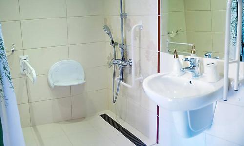 比亚沃维耶扎Przytulny kąt的带淋浴和盥洗盆的浴室