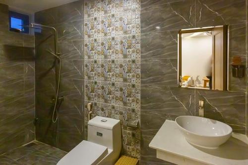 会安Hoi An Lazy Bear Hostel的浴室配有卫生间、盥洗盆和淋浴。