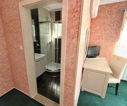 柳布什基Motel Most的一间带卫生间、水槽和镜子的浴室