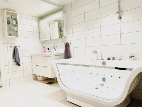 奥斯陆***UPSCALE***CITY CENTER*的白色的浴室设有浴缸和水槽。