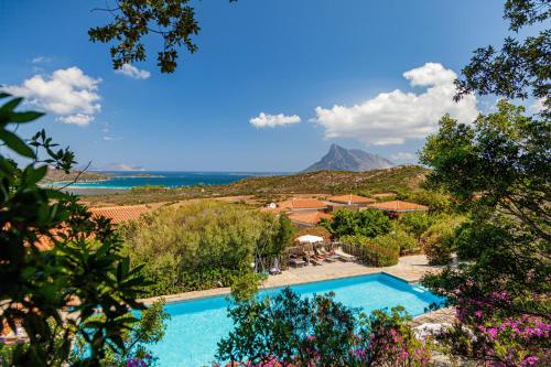 圣特奥多罗鲁尼巴黑度酒店的享有带游泳池的度假村景致