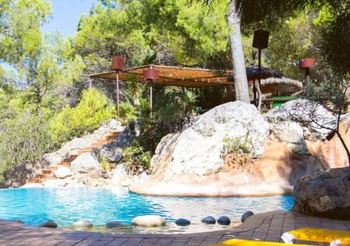 埃斯塔蒂特Castell Montgri - Mobile Homes by Lifestyle Holidays的度假村内带瀑布的游泳池