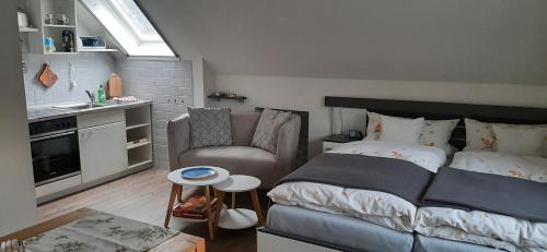 诺德奈费瑞霍斯博哈斯公寓的一间带床的小卧室和一间厨房
