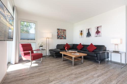 加兹尤瑟多姆Terrassenwohnung "Kliffgarten" - Oase am Haff的客厅配有沙发和桌子