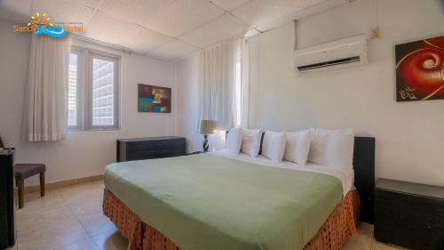 圣胡安沙滩酒店的一间卧室,卧室内配有一张大床