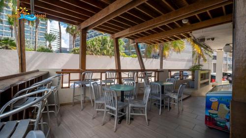 圣胡安沙滩酒店的庭院内的餐厅,配有桌椅