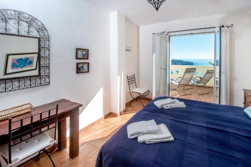 拉海瑞德拉Casa 11 Vistas的一间卧室配有一张床,享有海景