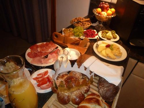 Trin拉瓦尔住宿加早餐旅馆的一张桌子上面有很多不同类型的食物