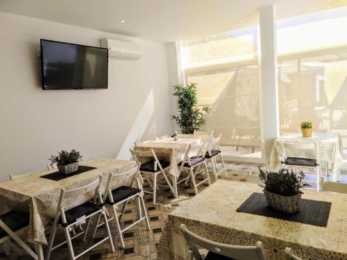 厄尔·波普瑙·德尔·戴尔Alojamiento Lo Trabucador的用餐室配有桌椅和平面电视。