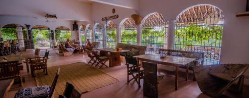 基利菲迪斯特瑞生态旅馆的餐厅设有桌椅和大窗户。
