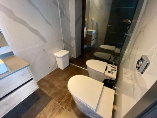 圣贝尔纳多Neco Boutique Hotel的白色的浴室设有卫生间和水槽。