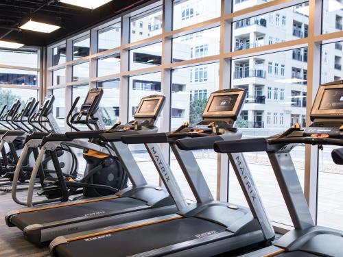 夏洛特金普顿特里翁公园酒店的健身房的一排有氧跑步机