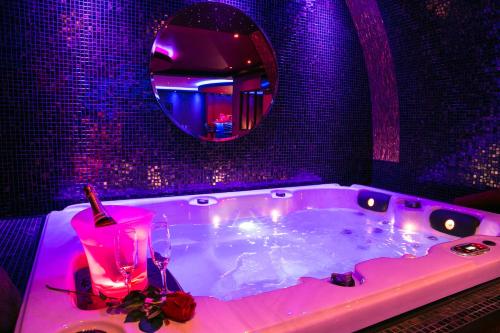 图卢兹L'Insolite Spa Privatif ''Suite Luxueuse-Jacuzzi"的相册照片