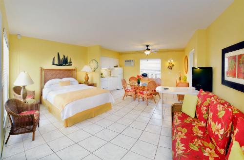 劳德代尔堡Tropic Seas Resort的酒店客房设有床和客厅。