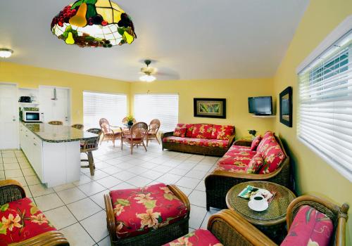 劳德代尔堡Tropic Seas Resort的客厅配有沙发和桌子