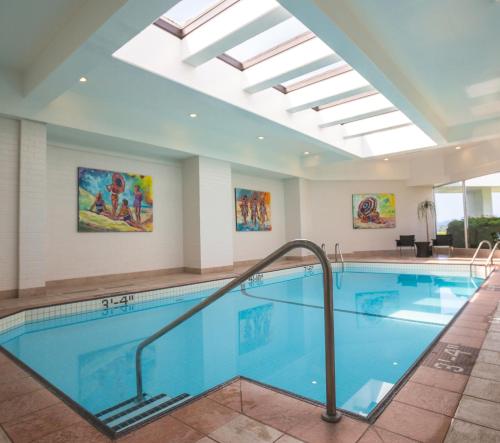 维多利亚劳拉点酒店的一座带天窗的游泳池