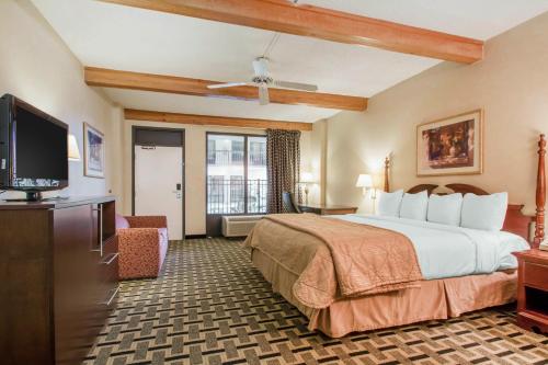 里奇兰里奇兰品质套房酒店的配有一张床和一台平面电视的酒店客房