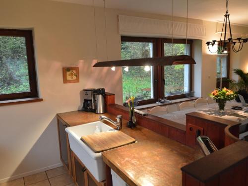 希迈Quaint Holiday Home in Robechies amid Meadows的厨房配有水槽和台面