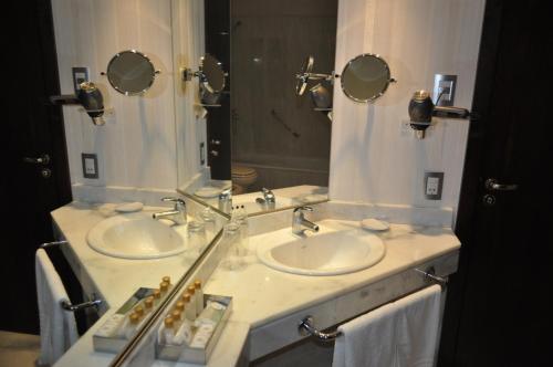 马德普拉塔Hermitage Hotel的浴室设有2个水槽和2面镜子