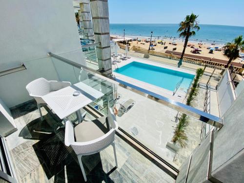 奇皮奥纳鲁兹码头公寓酒店的阳台享有游泳池和海滩的景致。