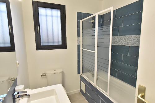 Vert-le-GrandWelcome Home的一间带卫生间和水槽的浴室