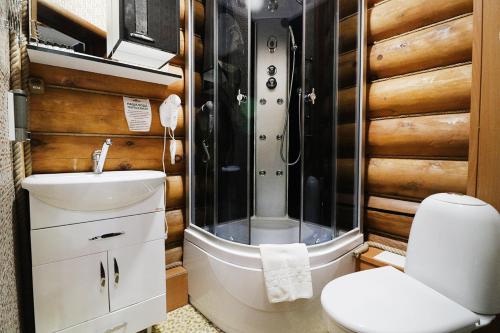 别洛库里哈Spa Resort Kedroviy的带淋浴、卫生间和盥洗盆的浴室