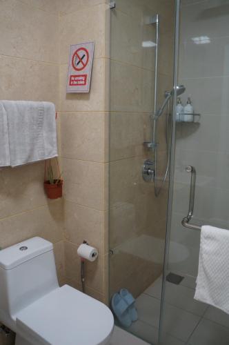 吉隆坡M City Lake View 1+1 Room的带淋浴、卫生间和玻璃门的浴室