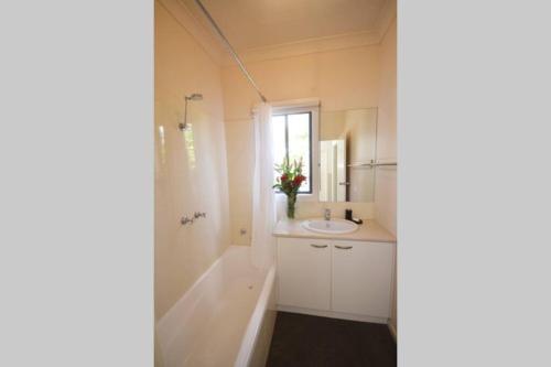 伊丘卡No.40 Echuca - Echuca Holiday Homes的白色的浴室设有水槽和镜子