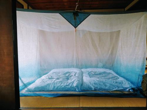 松山旧鈴木邸 女性専用的塑料帐篷内的一张床