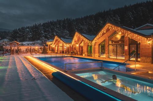 韦林格勒Thermal Camping Velingrad的夜间在度假村的游泳池