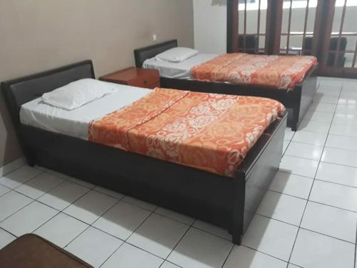 沃诺索博Parama Hotel的客房内设有两张床。