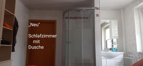SehmatalFerienwohnung Liebscher的带淋浴和盥洗盆的浴室