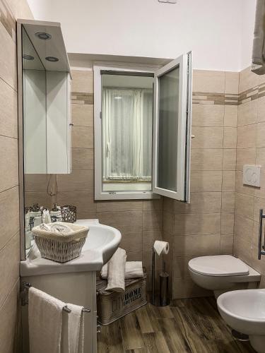 罗马Exclusive Mood Apartment的一间带水槽和卫生间的浴室