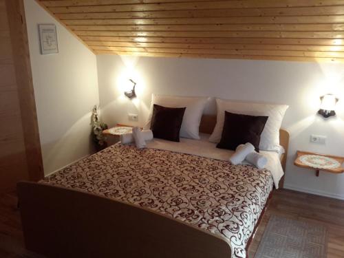 普利特维采湖Lake House 1的一间卧室配有一张大床和两盏灯。