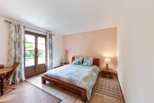 朗布依埃Les Prunelliers的一间卧室设有一张床和一个窗口