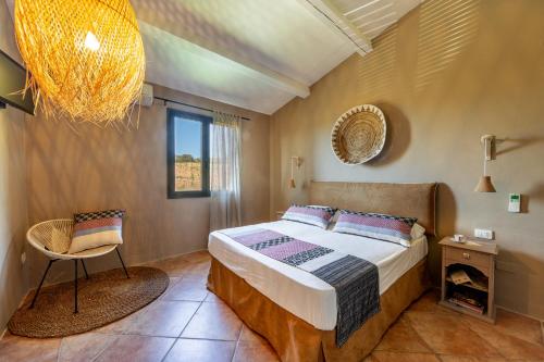 波尔图圣保罗博尔戈迪坎帕尼亚酒店的一间卧室配有一张床、一把椅子和一个吊灯。