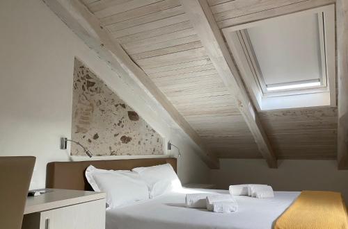 维博瓦伦蒂亚B&B Cerasarella的卧室配有白色床和天窗