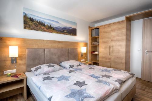 费尔德伯格Ferienwohnung Feldberg - Residenz Grafenmatt的一间卧室配有一张大床和一张书桌